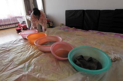 屏山楼上漏水，住户失联，小区没物管，业主维权难！律师来支招……